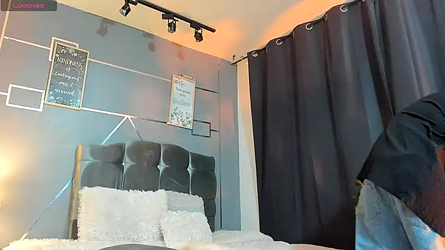 oliver mr  online show from December 1, 2025, 8:10 pm