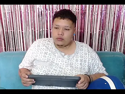 Snapshot of Yulian_bigclit7 chatting on December 3, 2025, 12:48 pm Yulian bigclit7 online show from December 3, 2025, 12:48 pm