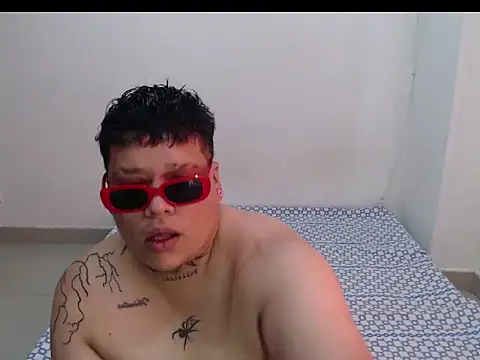 Snapshot of Yulian_bigclit7 chatting on December 18, 2025, 4:11 pm Yulian bigclit7 online show from December 18, 2025, 4:11 pm