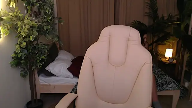 Halle Berrry online show from November 12, 2025, 2:10 pm