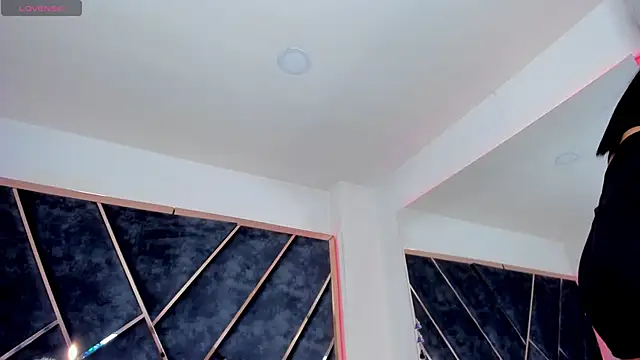 SusanaHenao online show from November 16, 2025, 5:06 pm