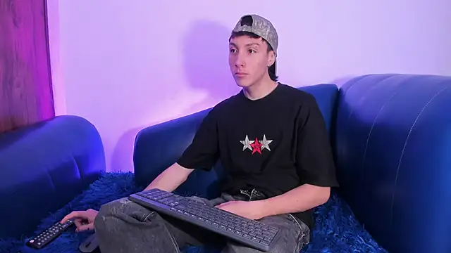 LittleDanny  online show from April 21, 2026, 3:40 pm