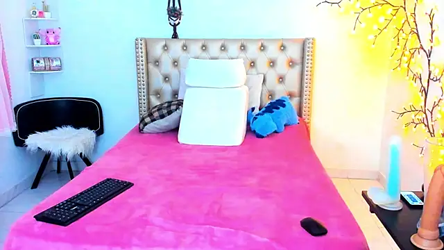 LenaStylesOA online show from November 19, 2025, 1:05 am