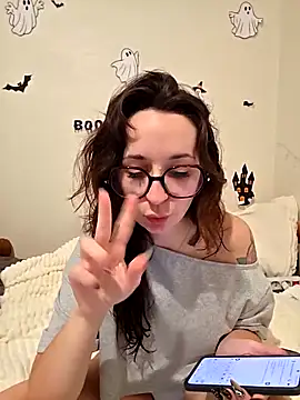 Snapshot of CornetDeGlace chatting on November 5, 2025, 4:10 pm CornetDeGlace online show from November 5, 2025, 4:10 pm