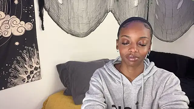 Trixie luv1 online show from December 1, 2025, 7:15 pm