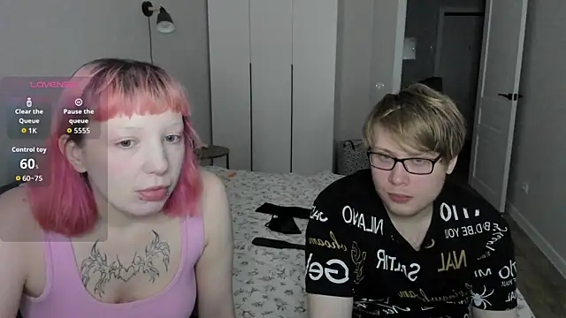 Snapshot of Couple_Molly chatting on October 20, 2025, 6:08 pm Couple Molly online show from October 20, 2025, 6:08 pm