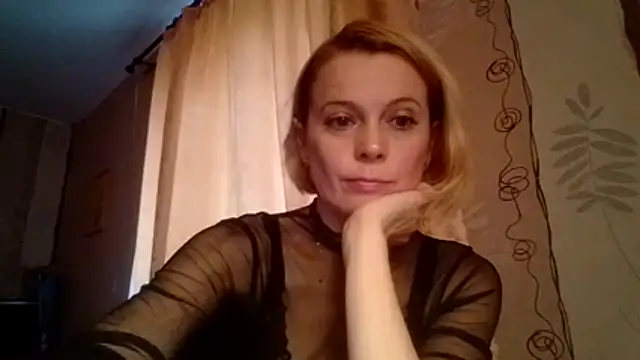 LiluXRose online show from October 23, 2025, 9:19 am