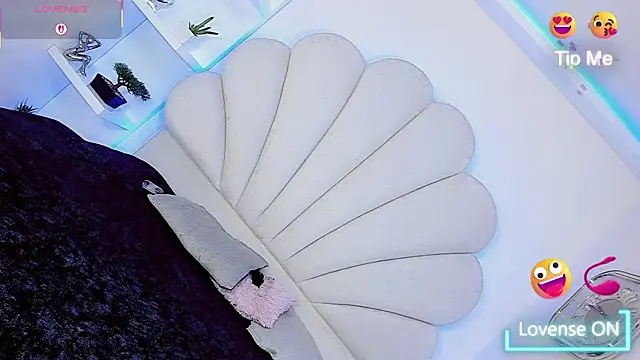 Miacuteee online show from November 30, 2025, 8:37 am