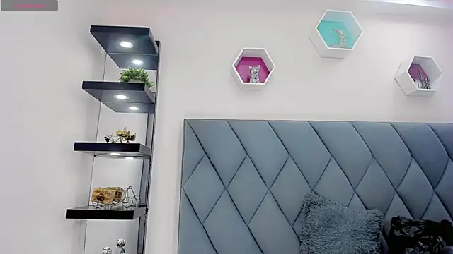 Amira Ember online show from November 6, 2025, 3:32 am