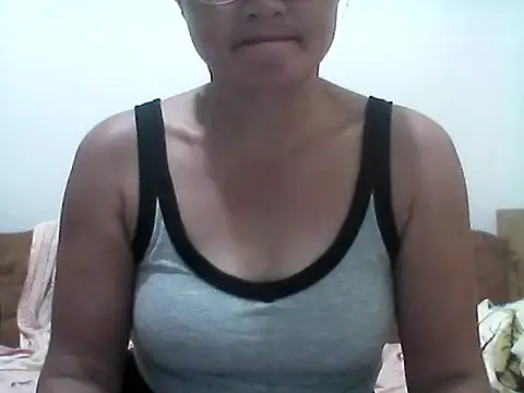 nathalie0045 online show from April 6, 2026, 5:08 am