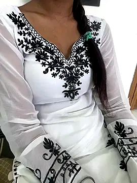 Snapshot of cute_parii_ chatting on September 9, 2025, 8:35 am cute parii  online show from September 9, 2025, 8:35 am