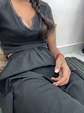 Snapshot of cute_parii_ chatting on October 1, 2025, 10:13 pm cute parii  online show from October 1, 2025, 10:13 pm