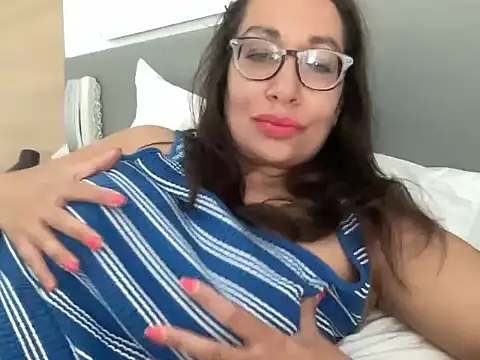 Snapshot of RosaFreya chatting on July 23, 2026, 10:23 am RosaFreya online show from July 23, 2026, 10:23 am