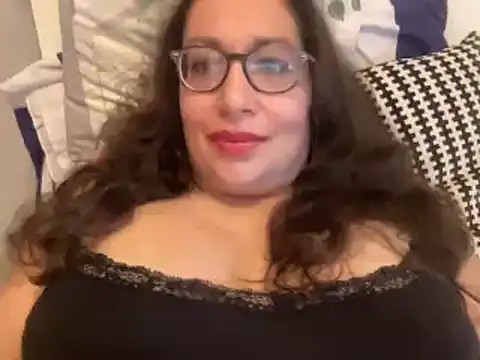 Snapshot of RosaFreya chatting on September 25, 2025, 11:05 am RosaFreya online show from September 25, 2025, 11:05 am