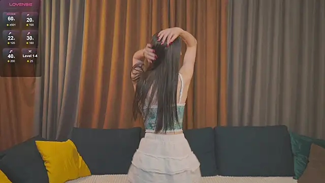 LessyLuiz online show from November 3, 2025, 11:30 pm