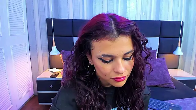 yiyisandoval online show from March 25, 2026, 3:22 pm