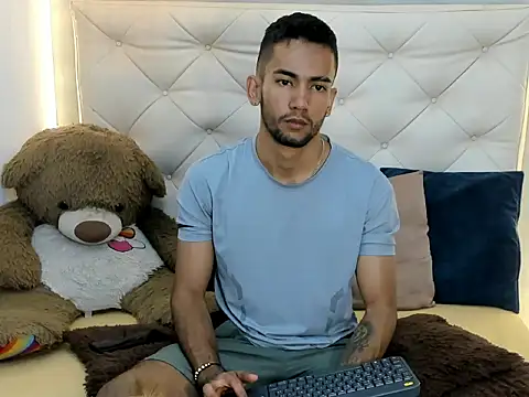 Snapshot of MaicolParker_ chatting on March 20, 2026, 1:23 pm MaicolParker online show from March 20, 2026, 1:23 pm