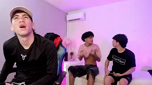 Handsomeboyss19 online show from May 28, 2026, 8:37 pm