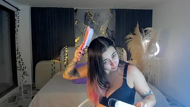 SarahCastro1  online show from December 23, 2025, 4:23 am