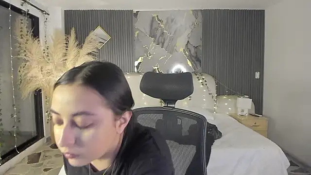 SarahCastro1  online show from March 2, 2026, 3:51 am