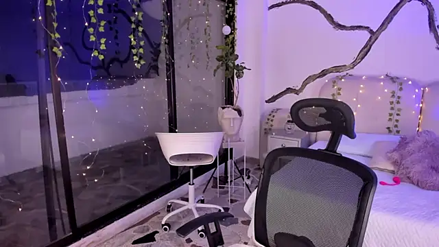 SarahCastro1  online show from November 8, 2025, 5:00 am