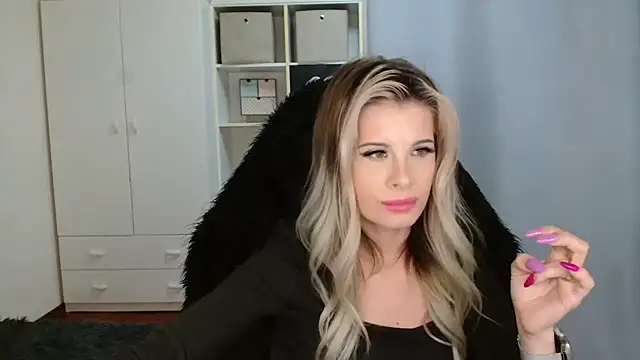 KristineGlow online show from November 11, 2025, 7:08 pm