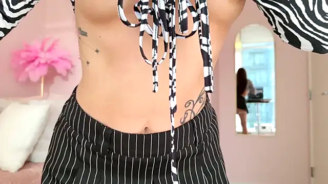 Snapshot of SirenSwitch chatting on November 19, 2025, 10:10 pm SirenSwitch online show from November 19, 2025, 10:10 pm