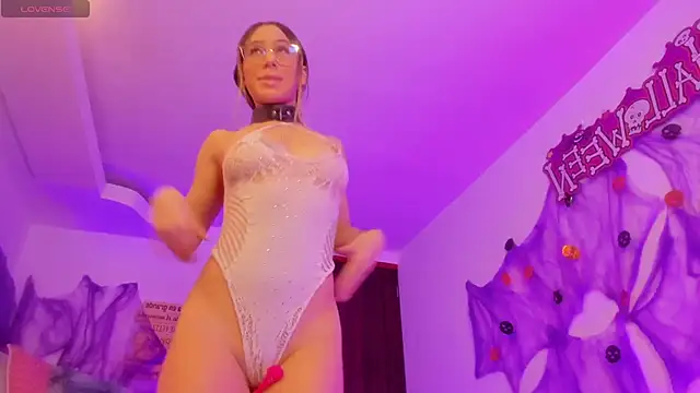 kiara velvet  online show from October 27, 2025, 10:49 am