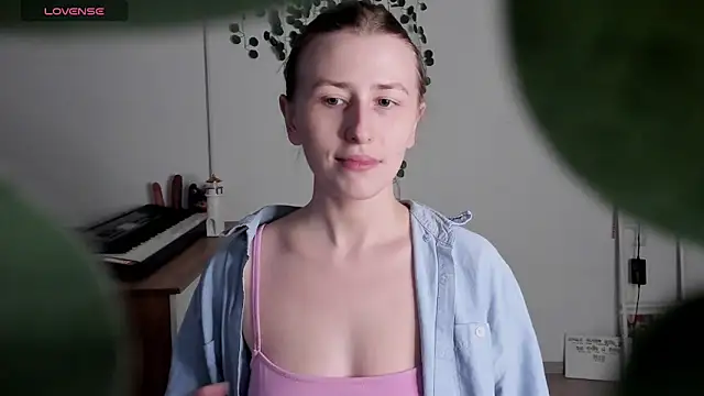 VesperaCeleste online show from March 3, 2026, 12:01 pm