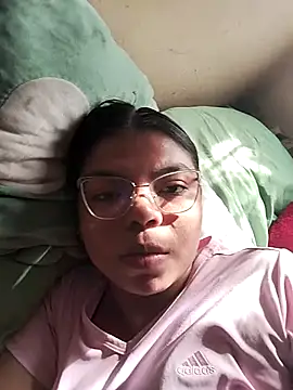 2Raquel3 online show from April 2, 2026, 8:37 pm