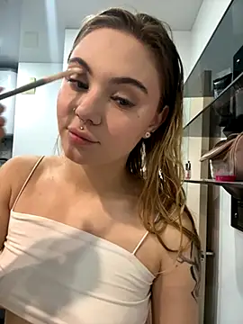 LunaMillie online show from October 27, 2025, 9:10 am