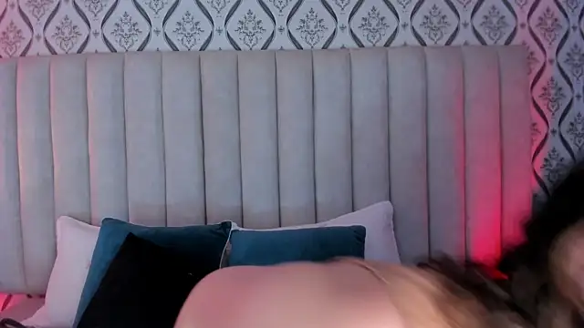 Sky Junne online show from April 11, 2026, 5:49 pm