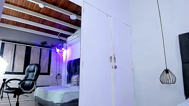 Snapshot of AfroditaLeclair chatting on November 9, 2025, 1:37 pm AfroditaLeclair online show from November 9, 2025, 1:37 pm