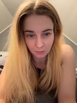 ellieen online show from October 14, 2025, 9:47 pm