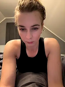 ellieen online show from October 13, 2025, 9:59 pm