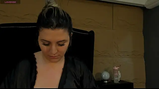 Snapshot of SophiaDior_ chatting on October 7, 2025, 12:17 pm SophiaDior online show from October 7, 2025, 12:17 pm