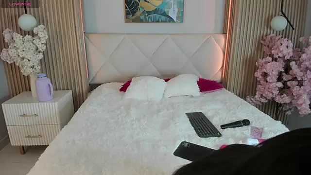 Snapshot of Mila_Hank_ chatting on February 4, 2026, 12:55 pm Mila Hank online show from February 4, 2026, 12:55 pm