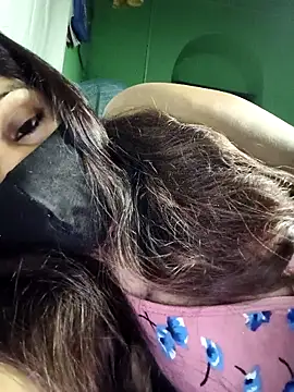 Snapshot of V-hot-swiet chatting on October 28, 2025, 12:11 am V-hot-swiet online show from October 28, 2025, 12:11 am