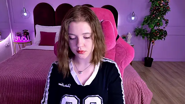 Snapshot of AlmaSound chatting on May 19, 2026, 5:03 am AlmaSound online show from May 19, 2026, 5:03 am