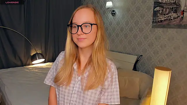 Snapshot of SoonMoor chatting on October 17, 2025, 5:26 pm SoonMoor online show from October 17, 2025, 5:26 pm