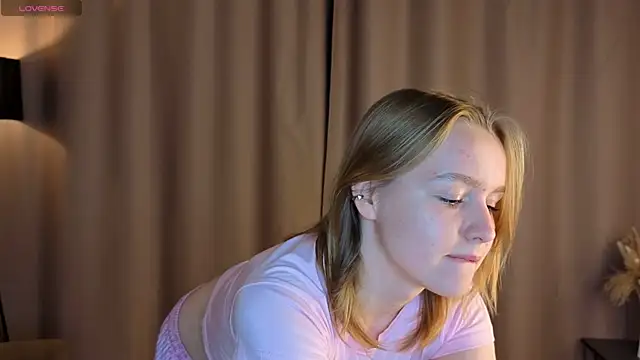 VinnieSerrano online show from October 25, 2025, 2:07 pm