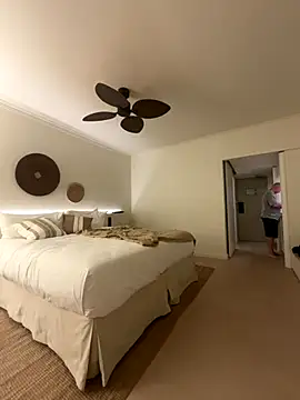 aussiepeaches online show from December 23, 2025, 10:03 am