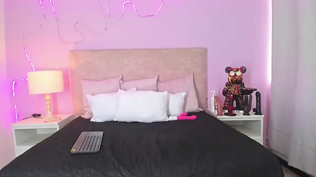 EmaRae1499 online show from November 6, 2025, 3:38 pm