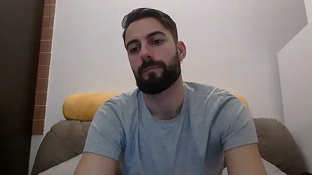 Amicisegreti online show from February 3, 2026, 9:20 pm