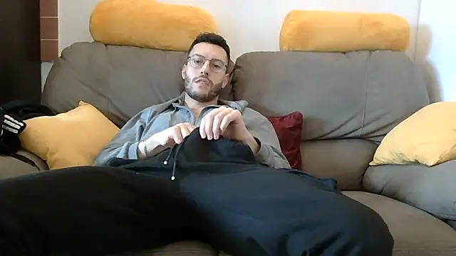 Amicisegreti online show from December 21, 2025, 11:12 am