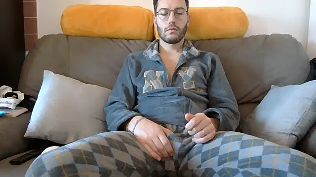 Amicisegreti online show from February 2, 2026, 7:29 am