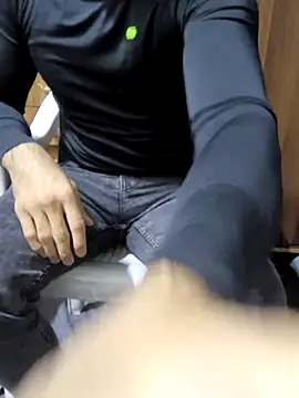 yazinyazin1 online show from November 3, 2025, 8:45 pm