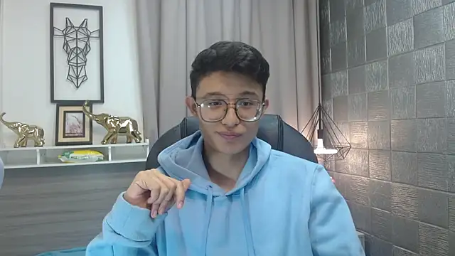 SantiagoRusso18 online show from April 18, 2026, 11:56 am