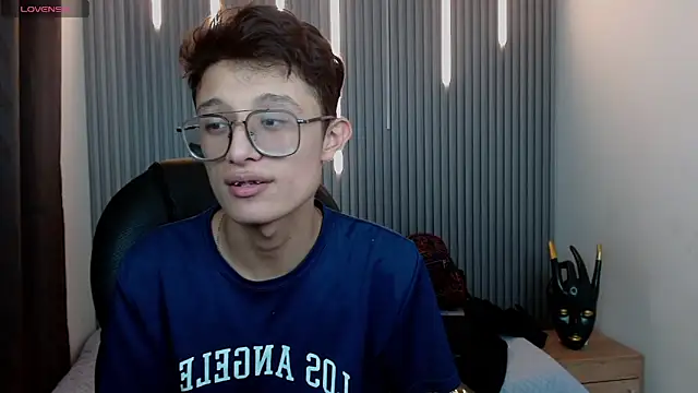 SantiagoRusso18 online show from April 19, 2026, 10:34 pm