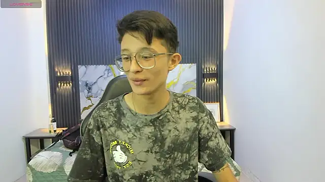 SantiagoRusso18 online show from February 15, 2026, 8:30 pm